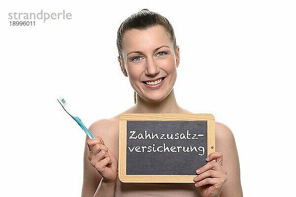 Lächelnde Frau hält eine Tafel und eine Zahnbürste  Freisteller auf weiß  mit Zahnbürste wechseln geschrieben