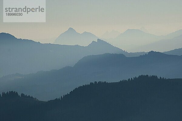 Silhouetten des Stanserhorns und anderer Berge im Kanton Luzern