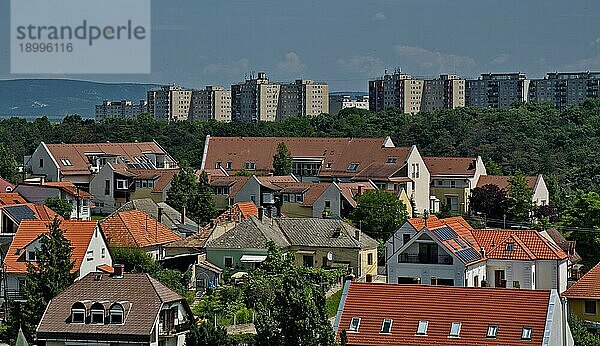 Blick von der Burg auf Veszprém  im Hintergrund Wohnblöcke aus sozialistischer Zeit  Veszprém  Ungarn  Europa