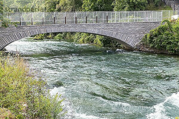 Niagarafälle ist der Sammelname für drei Wasserfälle  die die internationale Grenze zwischen Kanada und den Vereinigten Staaten  genauer gesagt zwischen der Provinz Ontario und dem Staat New York  bilden. Sie bilden das südliche Ende des Niagara