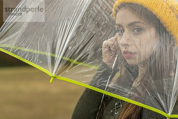 Ein schönes brünettes Model genießt das Herbstwetter