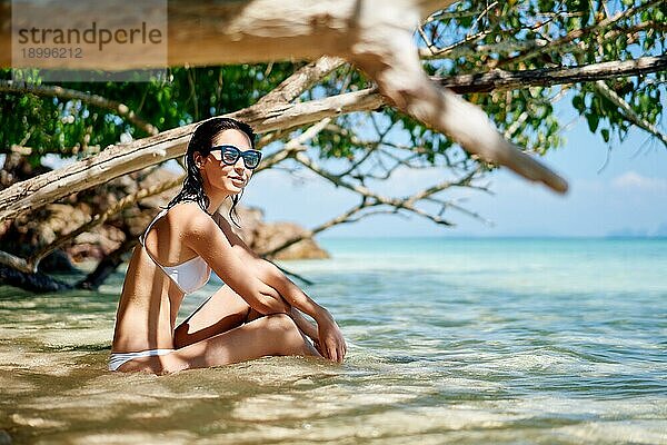 Schöne glückliche Frau entspannen in tropischen Strand Lagune genießen Sommerurlaub. Reisen  Urlaub  Ruhe Konzept