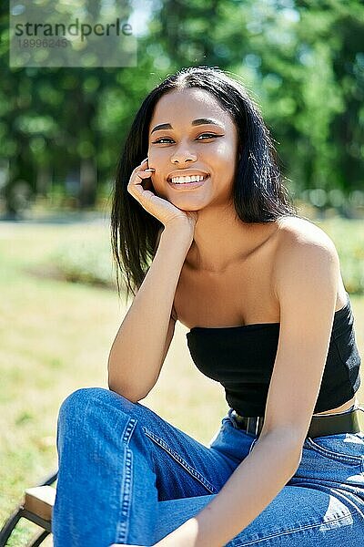 Hübsche lächelnde schwarze Frau im Freien Porträt. Entspannen  Freizeit  weibliche Schönheit Konzept