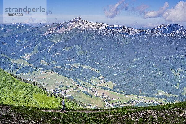 Panorama vom Fellhorn  2038m  über das Kleine Walsertal zum Berg Hoher Ifen  2230m  und das Gottesackerplateau  Allgäuer Alpen  Vorarlberg  Österreich  Europa