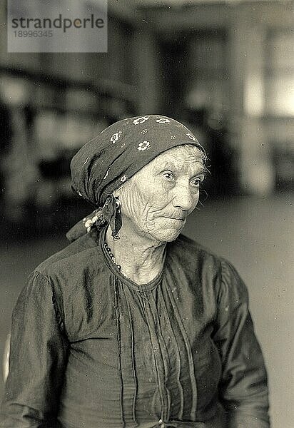 Italienische Einwanderer  alte Frau in Ellis Island  Amerika  Foto von Lewis Wickes Hine (1874-1940)  Historisch  digital restaurierte Reproduktion von einer Vorlage aus dem 19. Jahrhundert