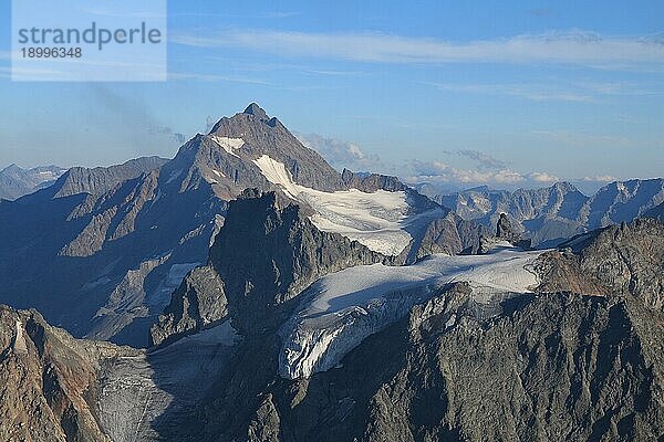 Schön geformter Berg mit Gletscher in den Schweizer Alpen