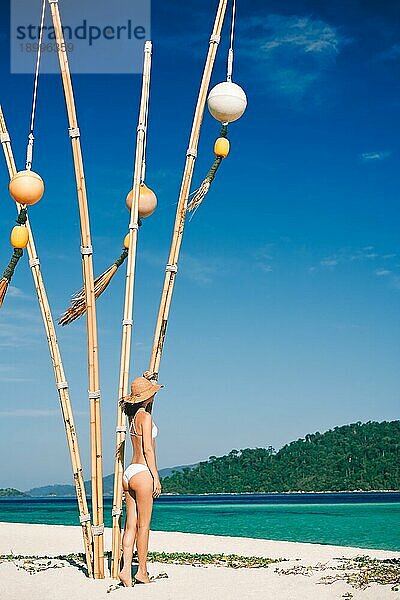 Junge Frau entspannen und genießen türkisfarbenen Meer am tropischen Strand im Paradies Insel. Reisen  Urlaub  Ruhe Konzept