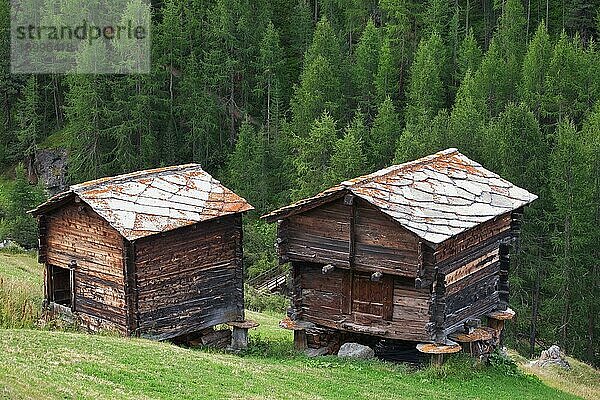 Traditionelle ländliche Architektur in Zermatt  alte Holzschuppen mit Steindächern