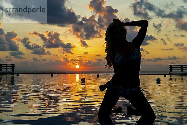 Silhouette eines Modells an einem Strand in der Karibik