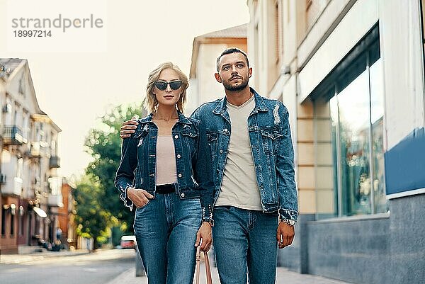 Schönes junges Paar beim Spaziergang auf der Straße Liebe  Reisen  Mode und Datum Konzept