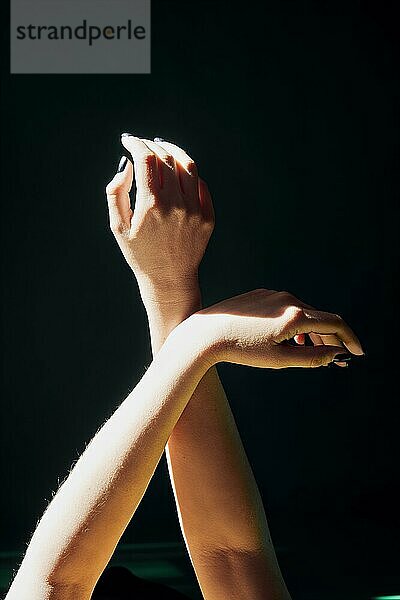 Schöne Frau hebt die Hände im Sonnenlicht. Inspiration  Zärtlichkeit Konzept