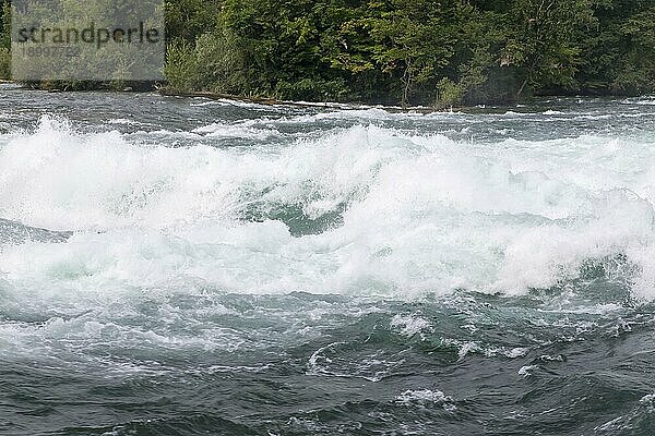 Niagarafälle ist der Sammelname für drei Wasserfälle  die die internationale Grenze zwischen Kanada und den Vereinigten Staaten  genauer gesagt zwischen der Provinz Ontario und dem Staat New York  bilden. Sie bilden das südliche Ende des Niagara