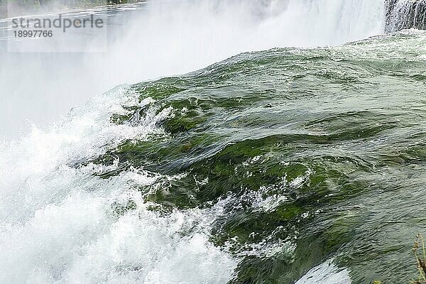 Niagarafälle ist der Sammelname für drei Wasserfälle  die die internationale Grenze zwischen Kanada und den Vereinigten Staaten  genauer gesagt zwischen der Provinz Ontario und dem Staat New York  bilden. Sie bilden das südliche Ende des Niagara