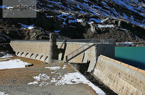 Schöne alte Staumauer des Lago Blanc  Berninapass