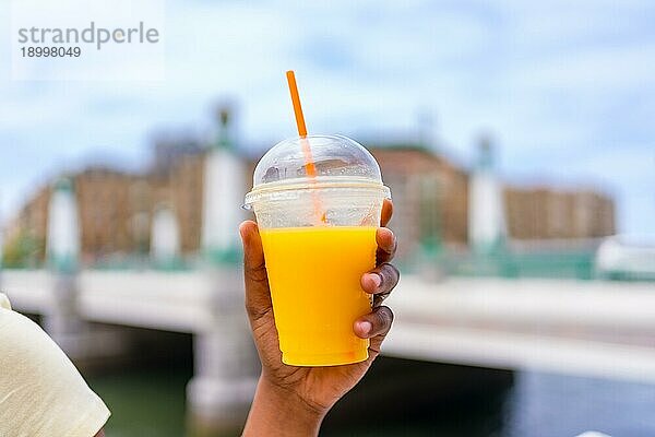 Nehmen Sie ein Glas Orangensaft mit  um die Sommerhitze zu genießen und Flüssigkeit zuzuführen