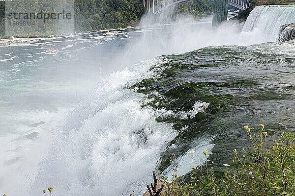 Niagarafälle ist der Sammelname für drei Wasserfälle  die die internationale Grenze zwischen Kanada und den Vereinigten Staaten  genauer gesagt zwischen der Provinz Ontario und dem Staat New York  bilden. Sie bilden das südliche Ende des Niagara