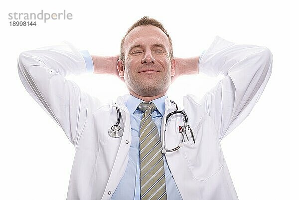 Zufriedener erfolgreicher Arzt  der sich mit geschlossenen Augen entspannt  die Hand hinter dem Kopf verschränkt und ein strahlendes Lächeln der Freude auf weißem Grund zeigt