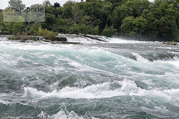 Niagarafälle ist der Sammelname für drei Wasserfälle  die die internationale Grenze zwischen Kanada und den Vereinigten Staaten  genauer gesagt zwischen der Provinz Ontario und dem Staat New York  bilden. Sie bilden das südliche Ende des Niagara