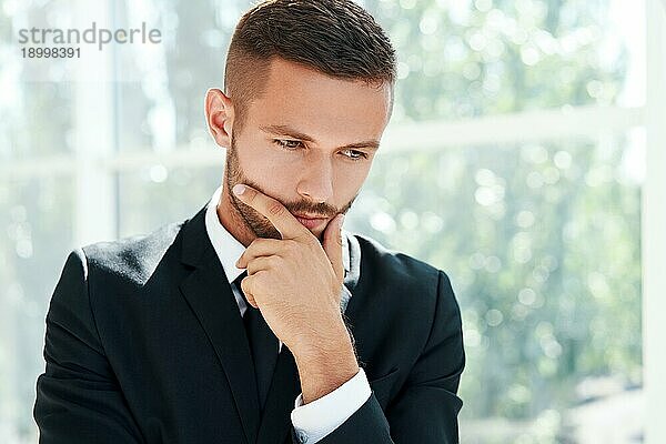 Nachdenklich Geschäftsmann Porträt in modernen kreativen Büro mit Kopie Raum. Zweifel  Lösung  Entscheidung und Emotionen Konzept