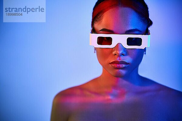 Neonlicht Studio Porträt von hübschen afrikanischen amerikanischen Frau trägt 3D Brille mit Kopie Raum. Mode Foto  weibliche Schönheit Konzept
