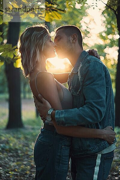 Junges liebendes Paar  das sich küsst und die Gesellschaft des anderen im Freien genießt. Liebe  Leidenschaft  Dating Konzept