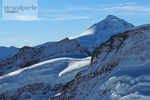 Schön geformte Berge und Gletscher  Aletschhorn