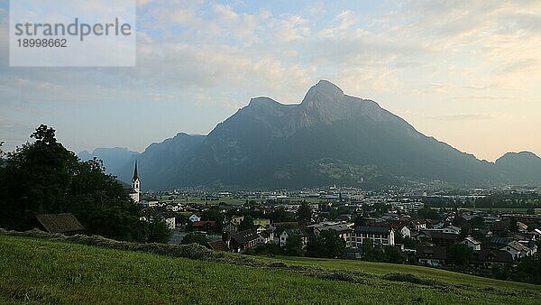 Morgenstimmung im Kanton St. Gallen. Die Städte Wangs und Sargans. Berge