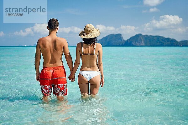 Rückansicht des glücklichen Paares in der Liebe genießen warmen tropischen Ozean Wasser. Sommerurlaub Konzept  Reiseziel. Raum kopieren