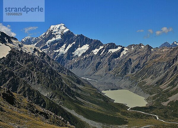 Blick auf den Mount Cook. Gletschersee. Schöne Landschaft auf dem Weg zur Müller Hut  Trekkingziel