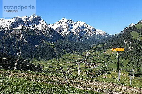 Schöne Berglandschaft und Wegweiser in den Schweizer Alpen