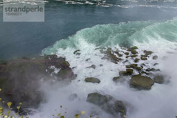 Niagarafälle ist der Sammelname für drei Wasserfälle  die die internationale Grenze zwischen Kanada und den Vereinigten Staaten  genauer gesagt zwischen der Provinz Ontario und dem Staat New York  bilden. Sie bilden das südliche Ende des Niagara