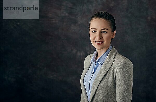 Porträt einer eleganten Frau vor dunklem Hintergrund