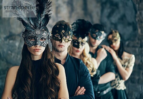 Gruppe von Menschen in Maskerade Karneval Maske posiert im Studio. Schöne Frauen und Männer tragen venezianische Maske. Mode  Party  Freunde Konzept