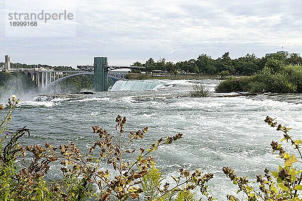 Niagarafälle ist der Sammelname für drei Wasserfälle  die die internationale Grenze zwischen Kanada und den Vereinigten Staaten  genauer gesagt zwischen der Provinz Ontario und dem Bundesstaat New York  bilden. Sie bilden das südliche Ende des Niagara