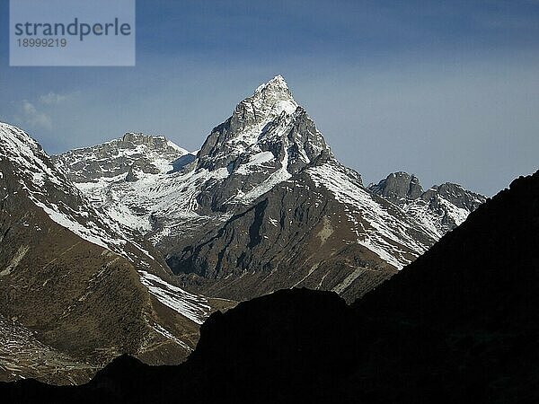 Schöner Berg im Gokyo Tal  Nepal  Asien