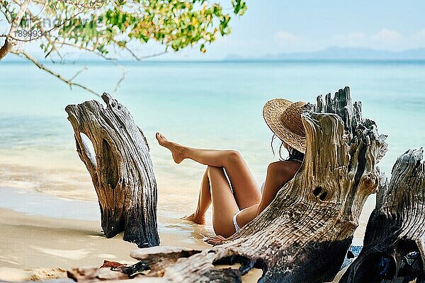 Hübsche junge Frau genießen Meer auf tropischen Paradies Strand. Entspannen Konzept  Sommerurlaub Hintergrund