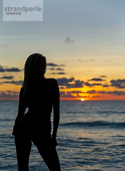 Silhouette eines Modells an einem Strand in der Karibik