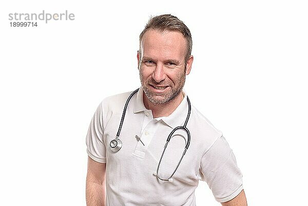 Gutaussehender  selbstbewusster männlicher Arzt oder Krankenpfleger in einem weißen Hemd mit einem Stethoskop um den Hals  vor weißem Hintergrund