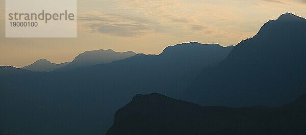 Umrisse von Bergen im Kanton St. Gallen. Sonnenaufgang von Wangs aus gesehen