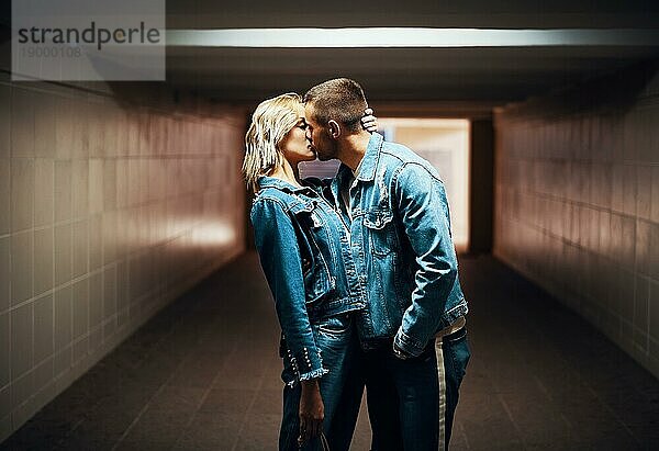Sinnliches Paar küsst sich in einer unterirdischen Kreuzung. Liebe  Romantik  Leidenschaft Konzept