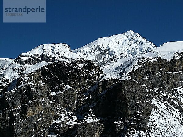 Schöner Chulu West  hoher Berg in Nepal