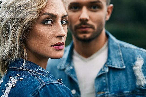 Closeup Porträt der schönen Paar tragen Denim Jeans. Mode Menschen  Liebe  Romantik Konzept