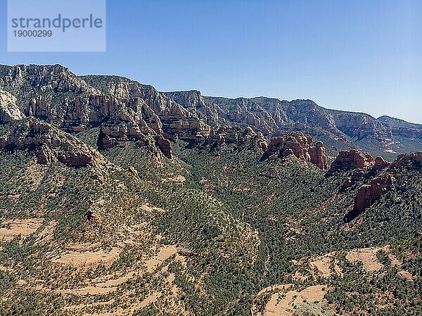 Schöne Felsformationen in der Wüste von Arizona vor blauem Himmel