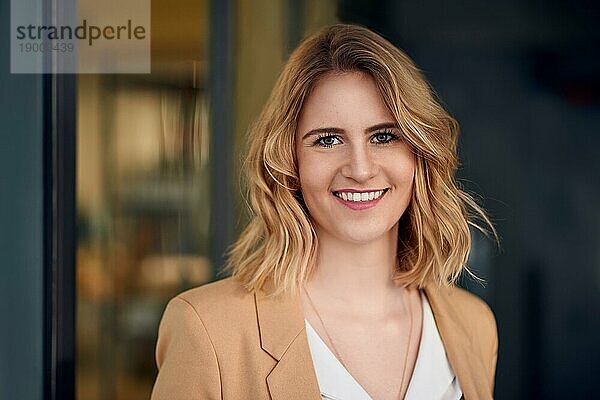 Porträt einer eleganten Frau vor dunklem Hintergrund