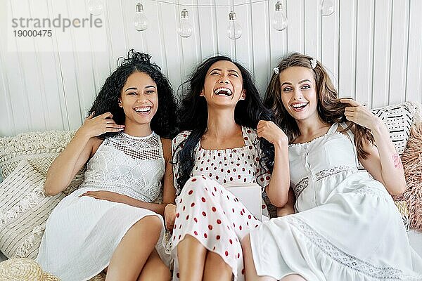 Lachen glücklich Frauen haben Spaß entspannen zusammen zu Hause. Multi ethnische Frauen Freundschaft Konzept