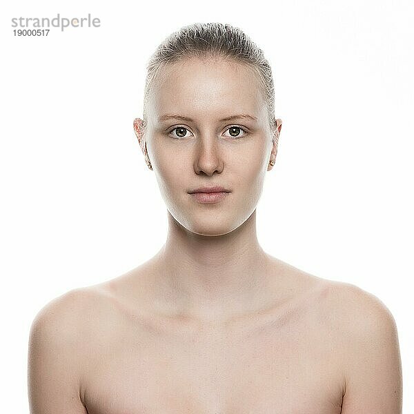 Close up Porträt einer nackten hübsche junge Frau Blick in die Kamera  vor weißem Hintergrund