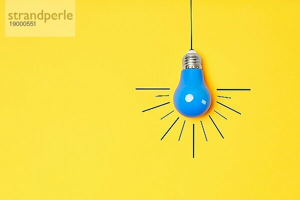 Konzept kreative Idee mit Glühbirne auf gelbem Hintergrund mit Kopie Raum. Lösung Symbol  Business Kreativität  Inspiration und Motivation für den Erfolg