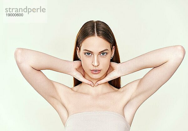 Schönheit junge Frau Porträt mit natürlichen Make up und Kopie Raum auf Studio Hintergrund. Spa Modell  saubere Hautpflege Konzept