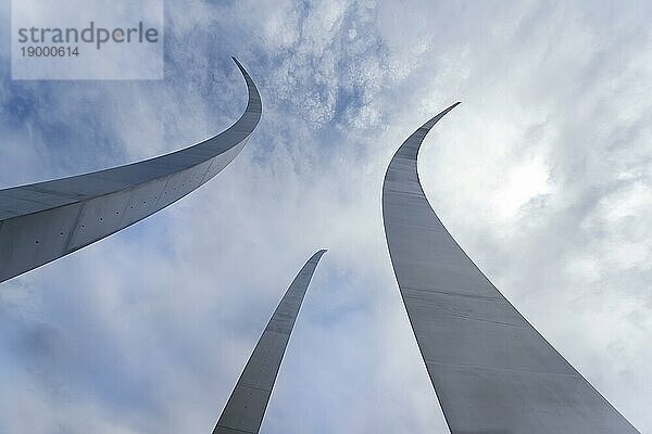 Das US Air Force Memorial mit drei hoch aufragenden Türmen außerhalb von Washington  DC  Washington