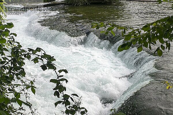 Niagarafälle ist der Sammelname für drei Wasserfälle  die die internationale Grenze zwischen Kanada und den Vereinigten Staaten  genauer gesagt zwischen der Provinz Ontario und dem Staat New York  bilden. Sie bilden das südliche Ende des Niagara